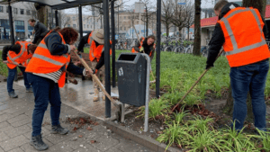 Vrijwilligers helpen met opruimen na rellen