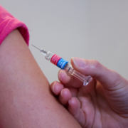Vrijwilligers helpen Rode Kruis met vaccineren