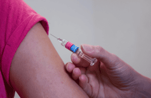 Vrijwilligers helpen Rode Kruis met vaccineren