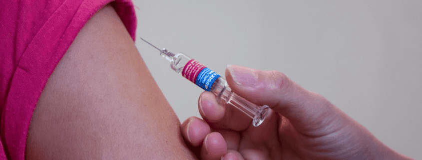 Vrijwilligers helpen Rode Kruis met vaccineren