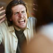 Frustrated man arguing with his girlfriend. Vrijwilligers en omgaan met agressie en grensoverschrijdend gedrag.